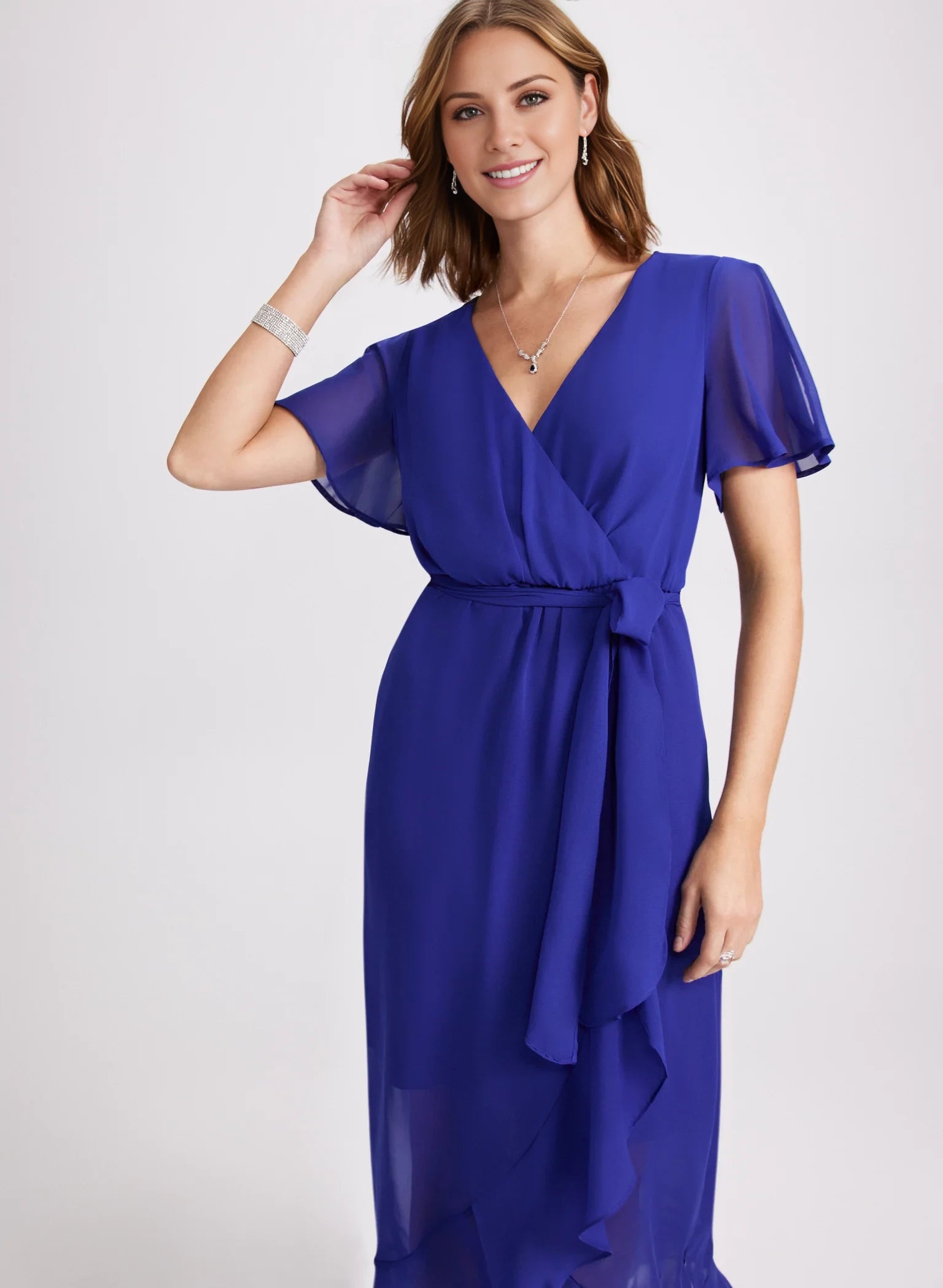 Abito da ballo lungo fino al pavimento, in chiffon plissettato con maniche corte, scollo a V, spacco laterale